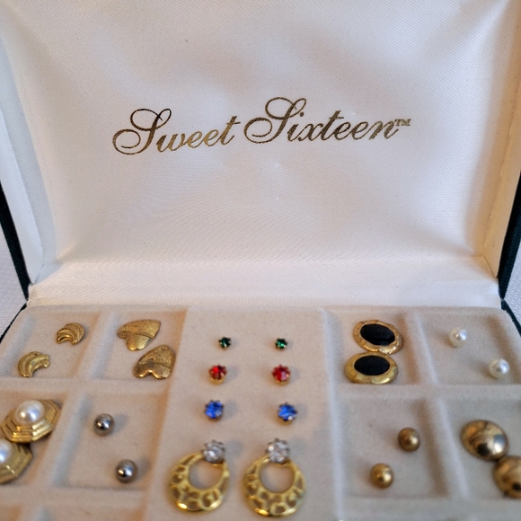 Vtg. Sweet Sixteen brand Australian Crystal stud earrings in velvet gift box. - Picture 7 of 8